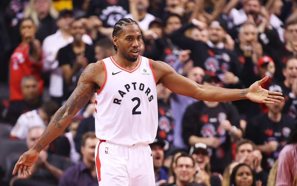 梅西赛前将球衣赠予安哥拉总统，总统回赠他一座纪念奖杯（赛前梅西赠球衣予安哥拉总统，对方回以纪念奖杯）