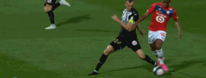 小法：管理更衣室是阿隆索最大的挑战，球队里所有人都想上场（小法：阿隆索最大难题在更衣室管理，队内人人渴望出场）