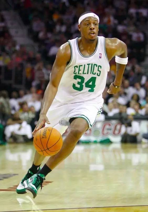 武磊回顾2025：欣慰和幸福的一年，错过了比赛但没错过自己（武磊盘点2025：这一年充满欣慰与幸福，虽缺席比赛却未迷失自我）