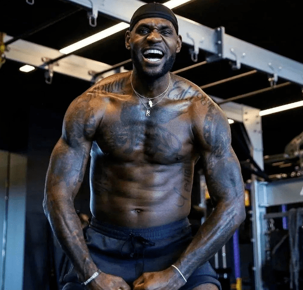 时隔34年维京队再夺挪超冠军，球迷冲入球场内疯狂庆祝（维京队暌违34年重夺挪超桂冠，球迷涌入球场狂欢）