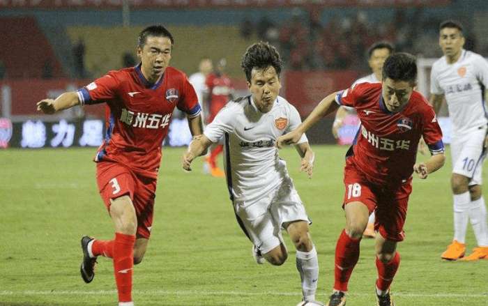 泰州队“苏超”冠军奖杯开启全市巡展，第一站在海陵老街